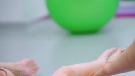 primer plano de una sesión de entrenamiento que muestra a una persona sosteniendo la mano de otra, ayudando durante un ejercicio, haciendo hincapié en el trabajo en equipo y el apoyo en un entorno de fitness