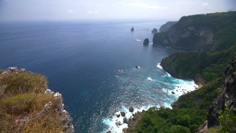 vista dall'alto della scogliera della costa indonesiana rocciosa