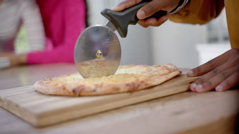 Verschiedene-Teenager-Freunde-Kochen-Und-Schneiden-Pizza-In-Der-Küche,-Zeitlupe