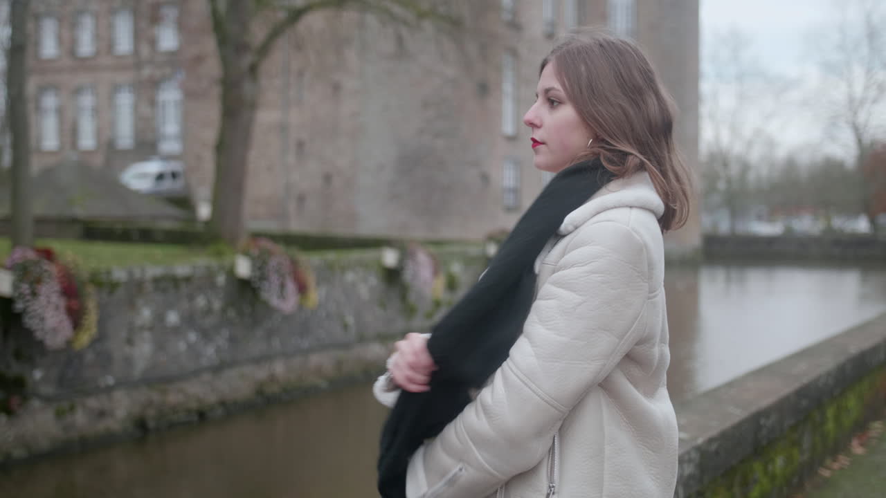 그녀의 검은 스카프를 벗고 다시 넣어 아름 다운 젊은 금발 여자