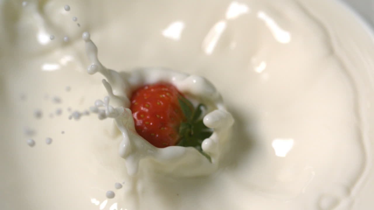 우유에 떨어지는 딸기