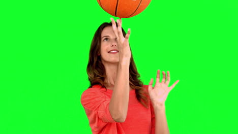 Mujer-Divirtiéndose-Con-Una-Pelota-De-Baloncesto-En-Pantalla-Verde