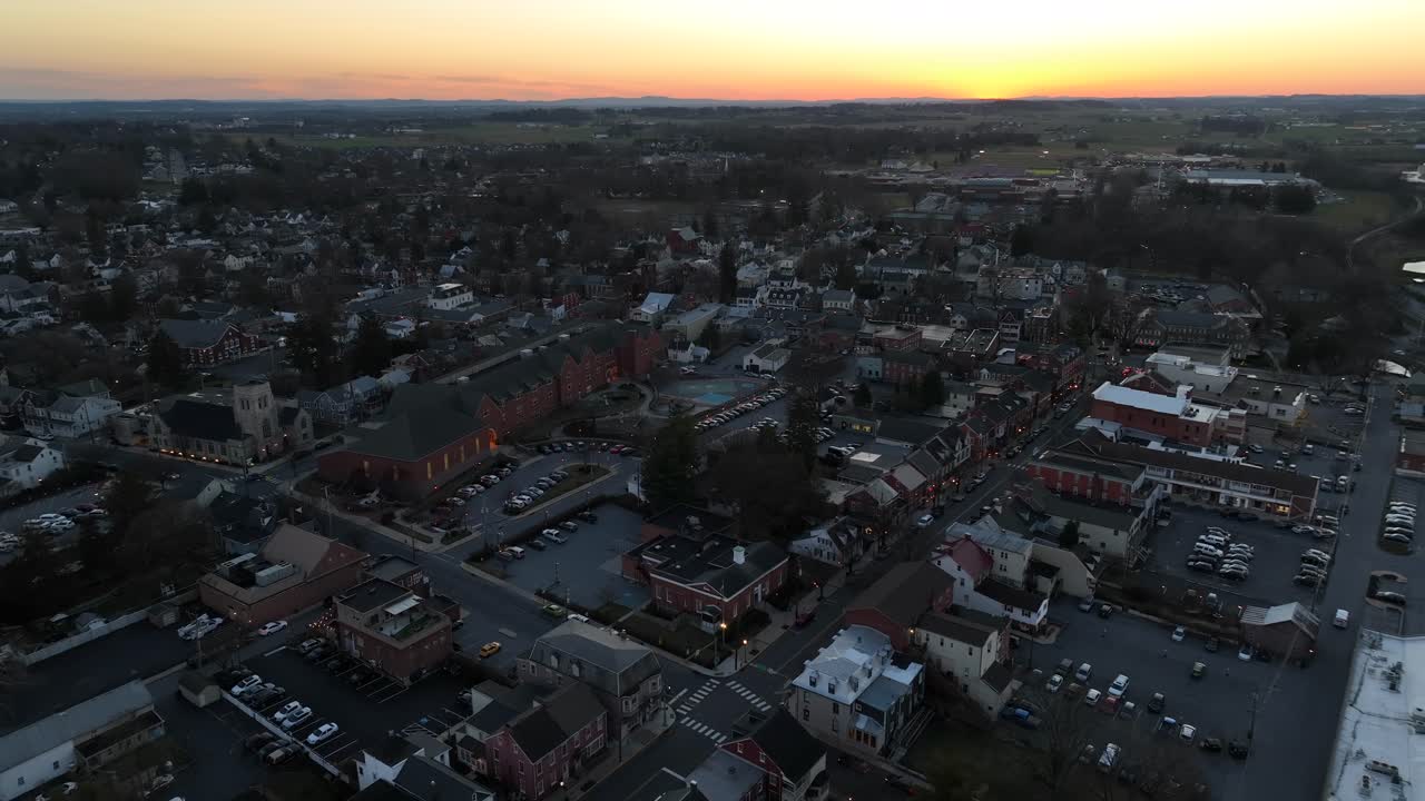 centro de la ciudad americana con aparcamiento de coches durante la hora de oro