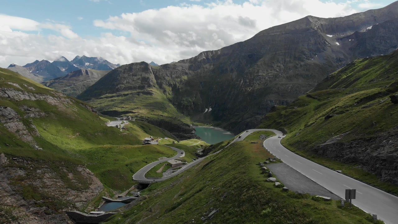 Nelle Alpi austriache, vicino al lago artificiale Margaritze, accanto al Grossglockner. Bellissimo passo filmato con un drone. Paesaggi e strade mozzafiato