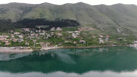 Vista-De-Drones-En-Albania-Volando-Sobre-El-Lago-Shkodër-En-Pogradec-En-Un-Día-Nublado-Con-Montañas-Verdes-En-El-Movimiento-Horizontal-Posterior