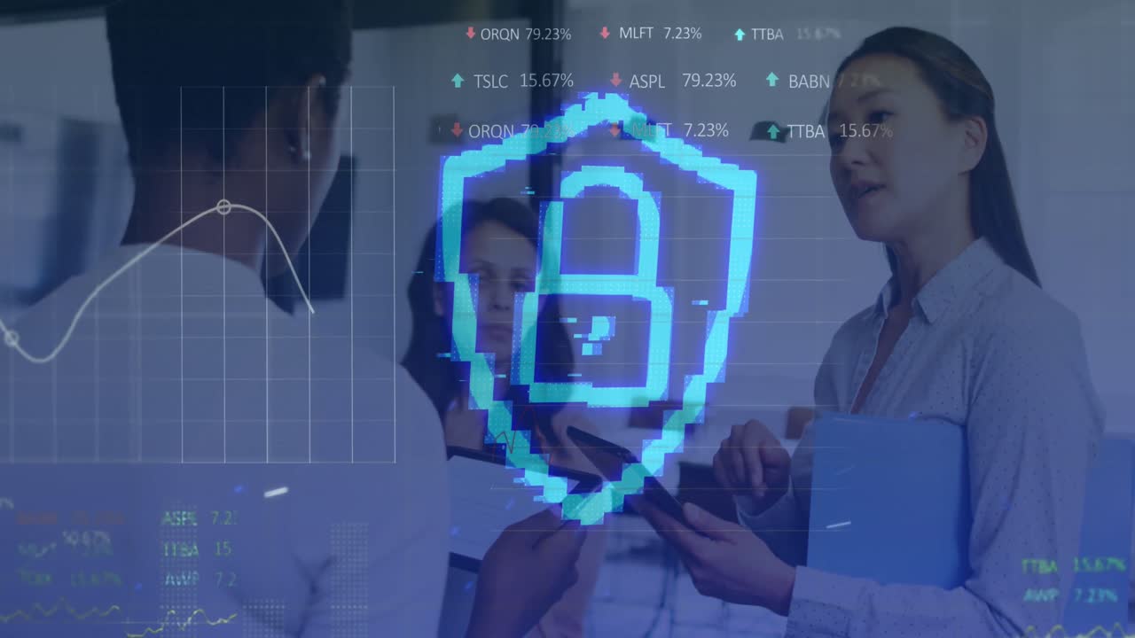 animación del candado de seguridad y procesamiento de datos sobre diversas personas de negocios en la oficina