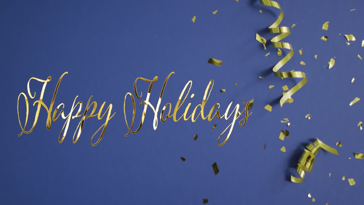 animación de texto de felices fiestas sobre confeti y serpentinas de fiestas sobre fondo azul