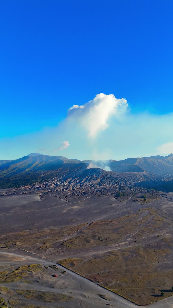 Ripresa aerea verticale con drone della caldera di Tengger e del vulcano attivo del monte Bromo, Giava orientale, Indonesia