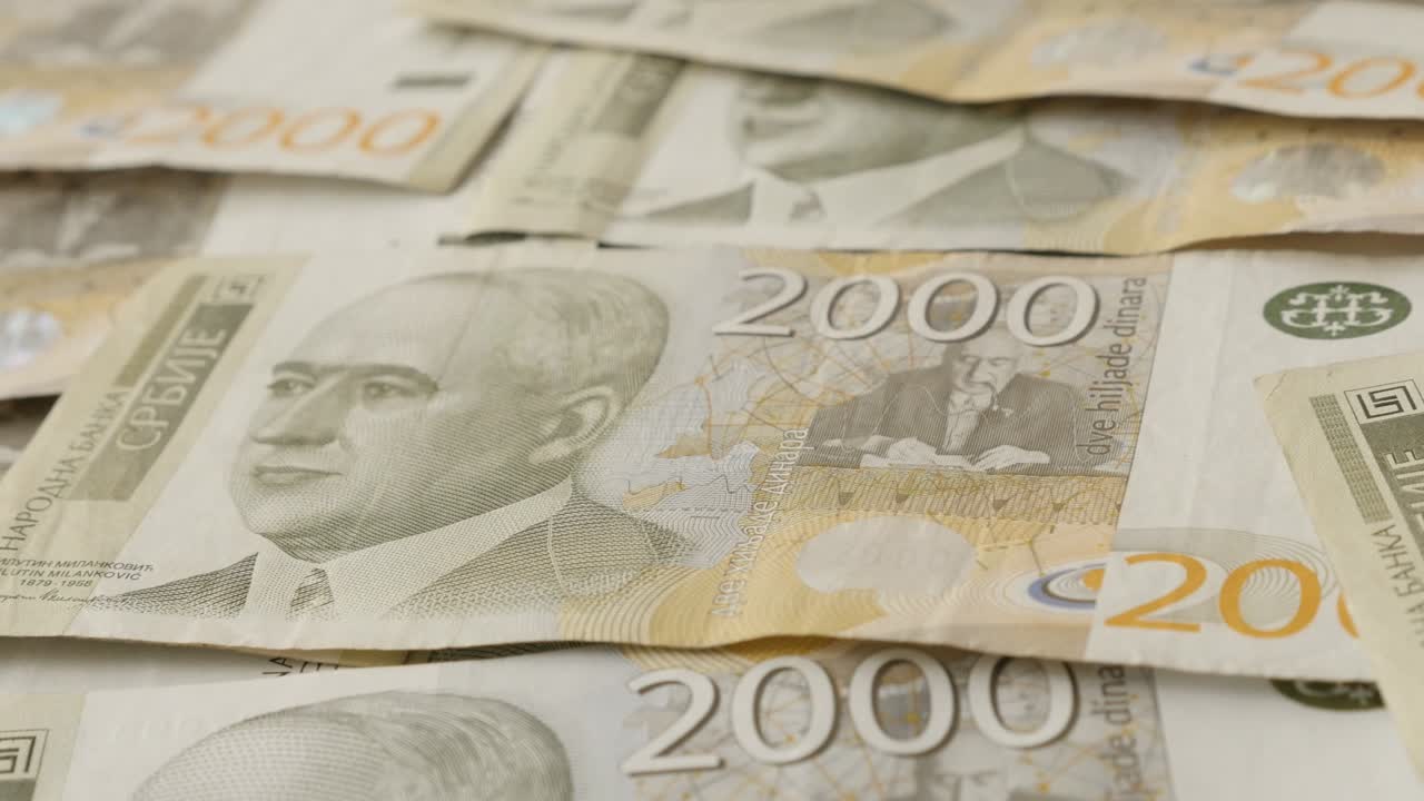 panning sobre moneda dinar en denominaciones de 2000 en la pila 4k