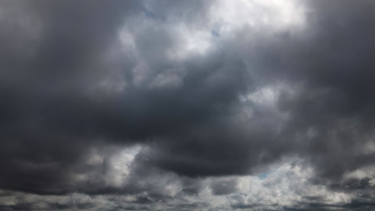 어두운 극적인 폭풍우 하늘의 시간 경과