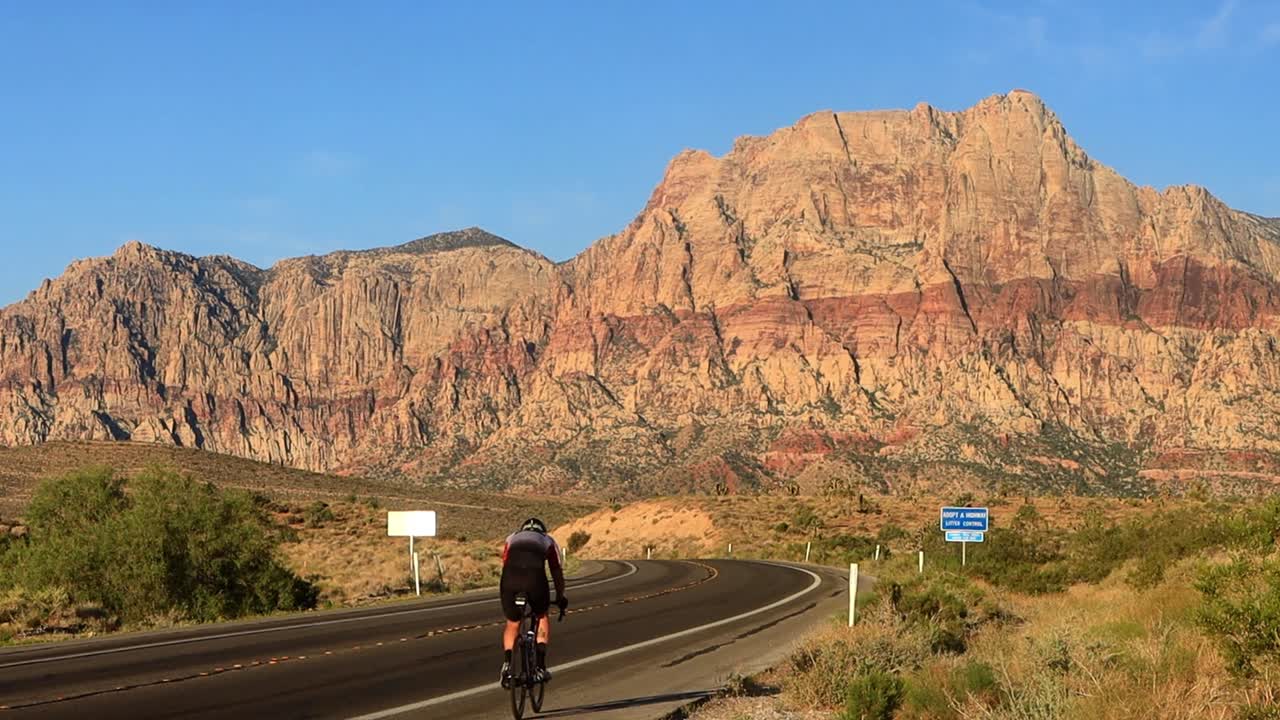 ciclismo de verano en el área de conservación del cañón de red rock cerca de las vegas, nevada