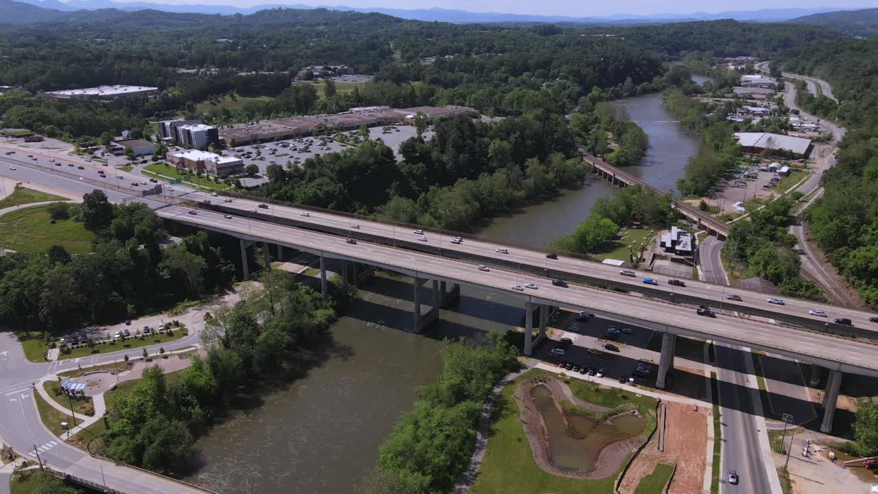 애슈빌 노스 캐롤라이나 1에 있는 프렌치 브로드 강을 가로지르는 고속도로 교량 위의 공중