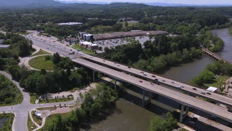 Antena-Sobre-El-Puente-De-La-Autopista-Sobre-El-French-Broad-Río-En-Asheville,-Carolina-Del-Norte-1