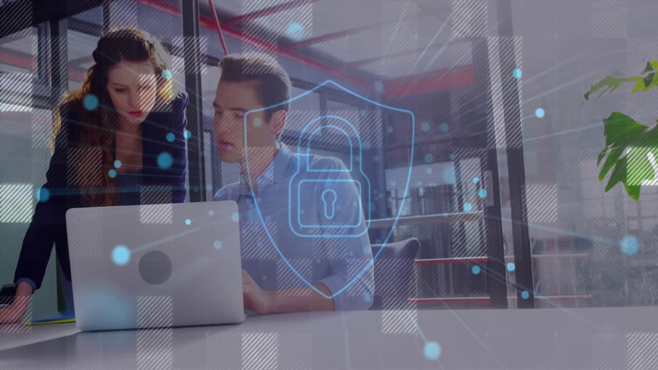 animación de puntos alrededor del candado en el escudo, cuadrados sobre compañeros de trabajo caucásicos compartiendo ideas