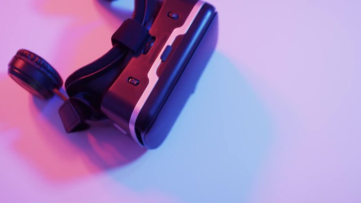 Video ravvicinato di controller per videogiochi e visore VR con spazio per il testo su sfondo al neon