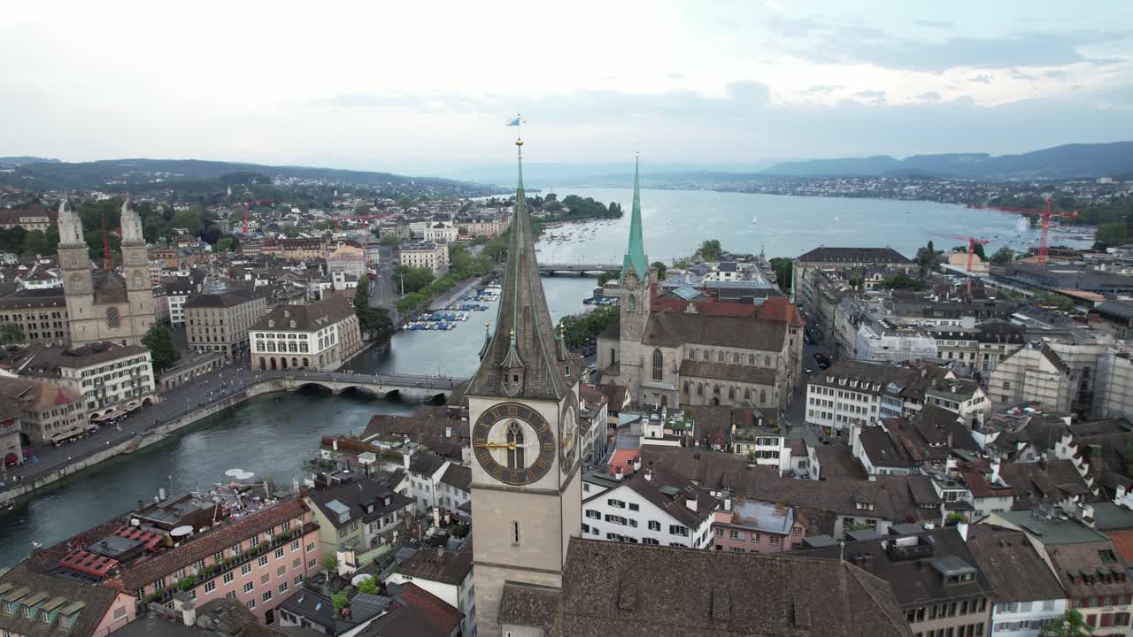 vista orbital sobre el centro de zúrich con iglesias, puentes y catedral, suiza