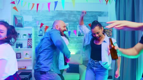 Alejar-La-Foto-De-Jóvenes-Bailando-En-Una-Fiesta