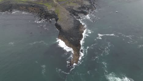 toma de drone de la calzada del gigante en irlanda del norte