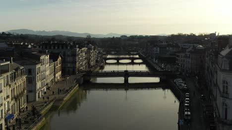 Pintoresca-Vista-Panorámica-Del-Canal-Y-Los-Puentes-De-La-Ciudad-De-Bayona-Al-Atardecer