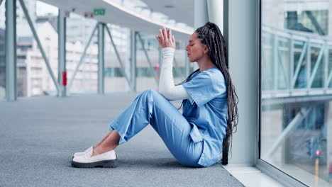 mujer, médico y dolor de cabeza en el error