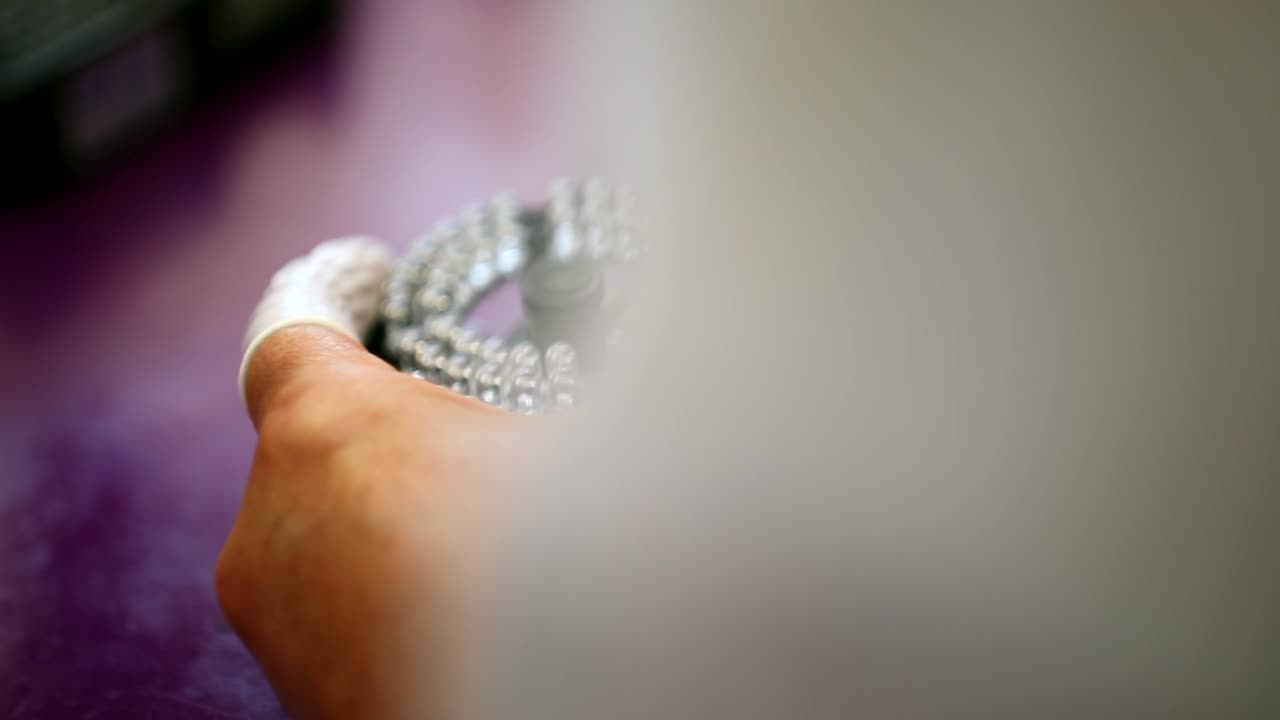 엔지니어는 카메라 렌즈를 착용하고  ⁇ 습니다.