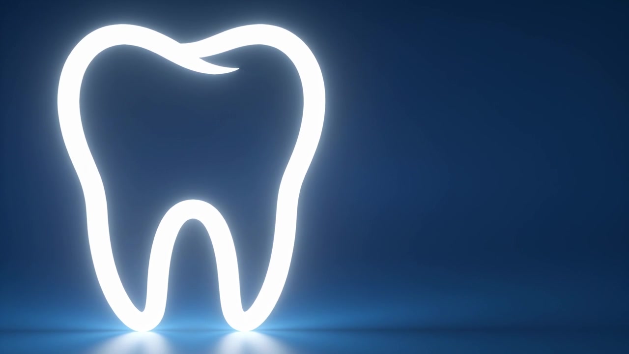 Un dente al neon che emerge, pulsando, illuminandosi e spostandosi verso sinistra su un pavimento riflettente, per la rivelazione di un logo.