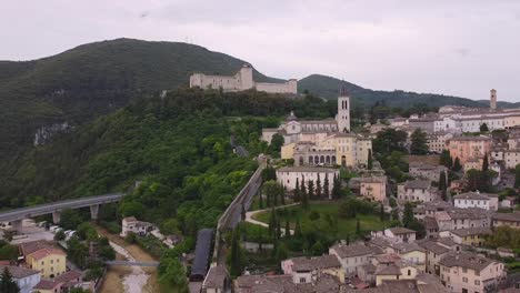 vista aérea de la catedral de spoleto y la fortaleza albornoziana desde abajo