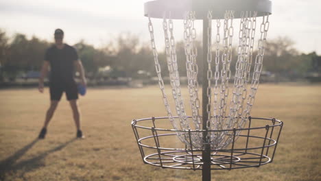 discgolfer maakt enorme discgolf-straddle-putt en viert dit met een run-in | langzame beweging