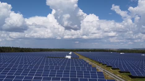 Drone-Volando-Sobre-Paneles-Solares-En-Una-Granja-Solar---Energía-Verde-Sostenible