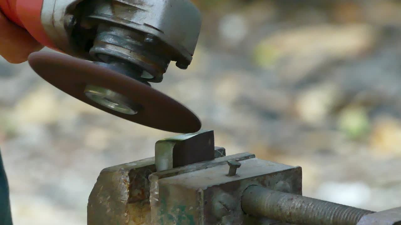 금속을 는 노동자