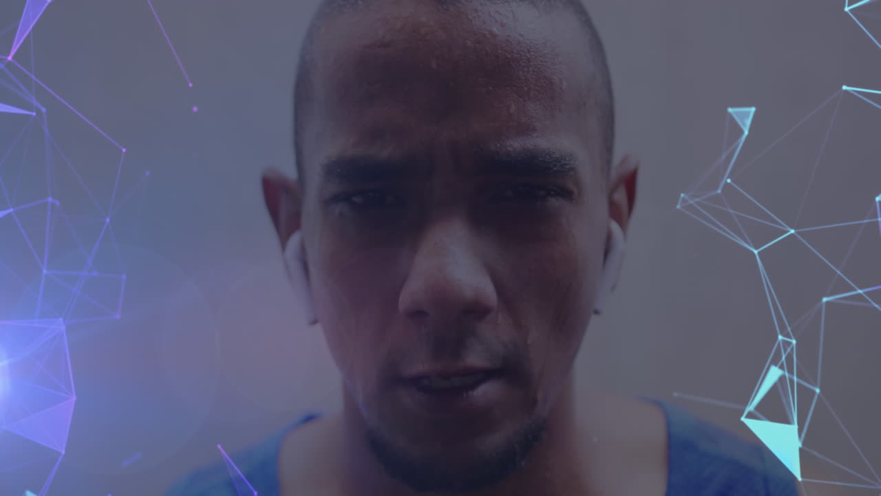 animación de redes púrpuras y azules brillantes sobre el retrato de un atleta masculino decidido haciendo ejercicio