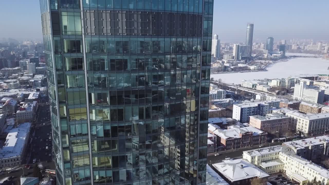 воздушный вид современного небоскреба в городе зимой