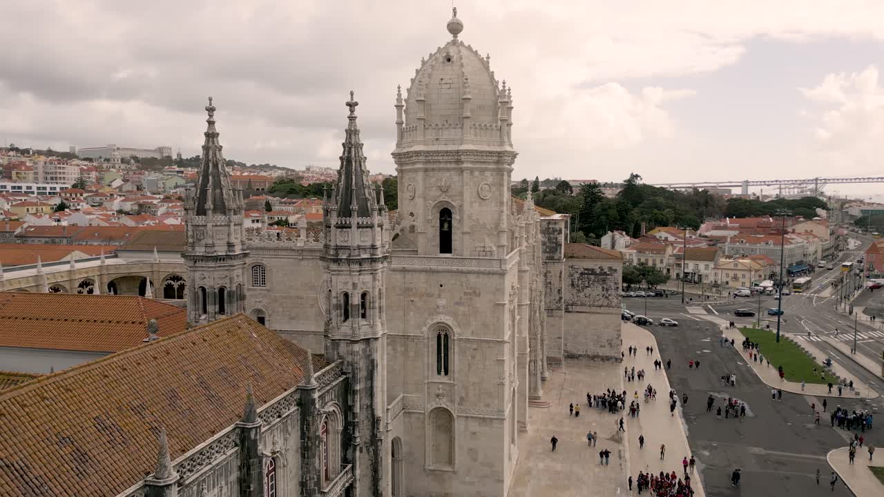 Vista aerea del Monastero dos Jerónimos e del Museo Marittimo a Belém, Lisbona, Portogallo