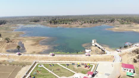 Toma-Aérea-Del-Hermoso-Parque-Inaugurado-Por-Hemant-Soren-En-La-Presa-De-Lakshanpur-En-Chatra,-Jharkhand,-India-Con-Un-Hermoso-Lago-De-Agua-Azul