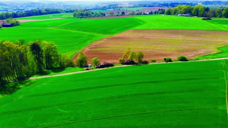 Vista-Aérea-De-Diversos-Campos-Agrícolas-Con-árboles-Y-Paisajes-Rurales.