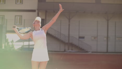 Junges-Hübsches-Mädchen-Spielt-Tennis.-Eine-Frau-In-Einem-Weißen-Trainingsanzug-Trainiert-Professionell-Tennis.-Junges-Hübsches-Mädchen-Spielt-Tennis.-Tennis-Versorgung