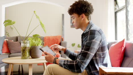 Hombre-Birracial-Trabajando-Desde-Casa-Usando-Tableta,-Cámara-Lenta