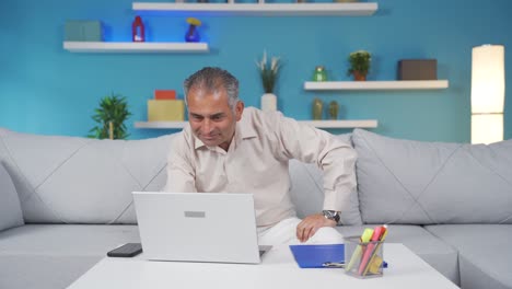 hombre de oficina en casa leyendo buenas noticias y sintiéndose feliz.