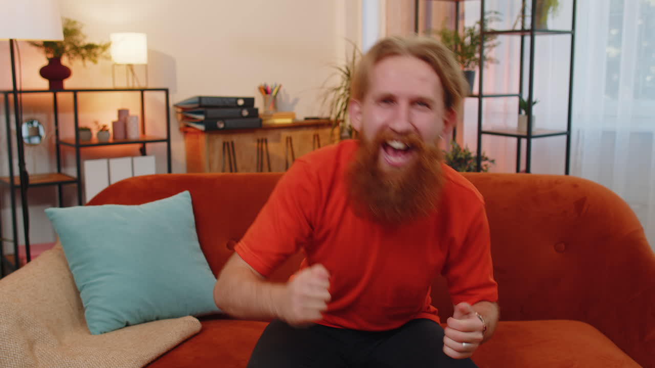 행복한 흥분한 남자가 놀랐고, 갑작스러운 승리로 충격을 받았습니다. 좋은 승리 소식, 축하, 와우 반응