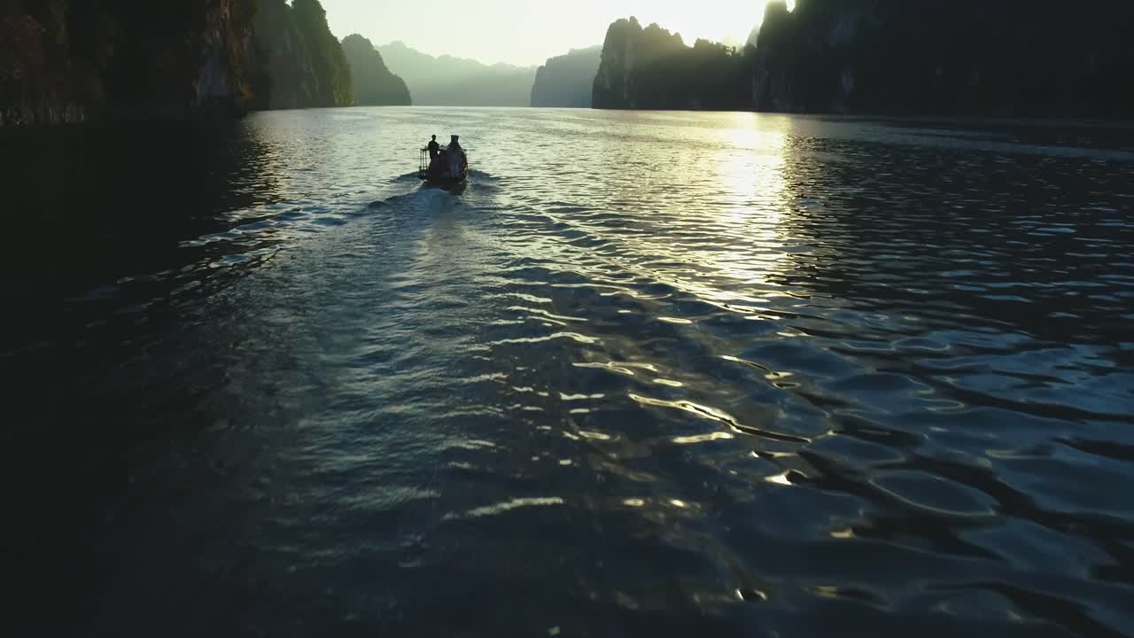 Turisti a bordo di un motoscafo attraverso il Parco Nazionale di Khao Sok a Surat Thani, Thailandia.
