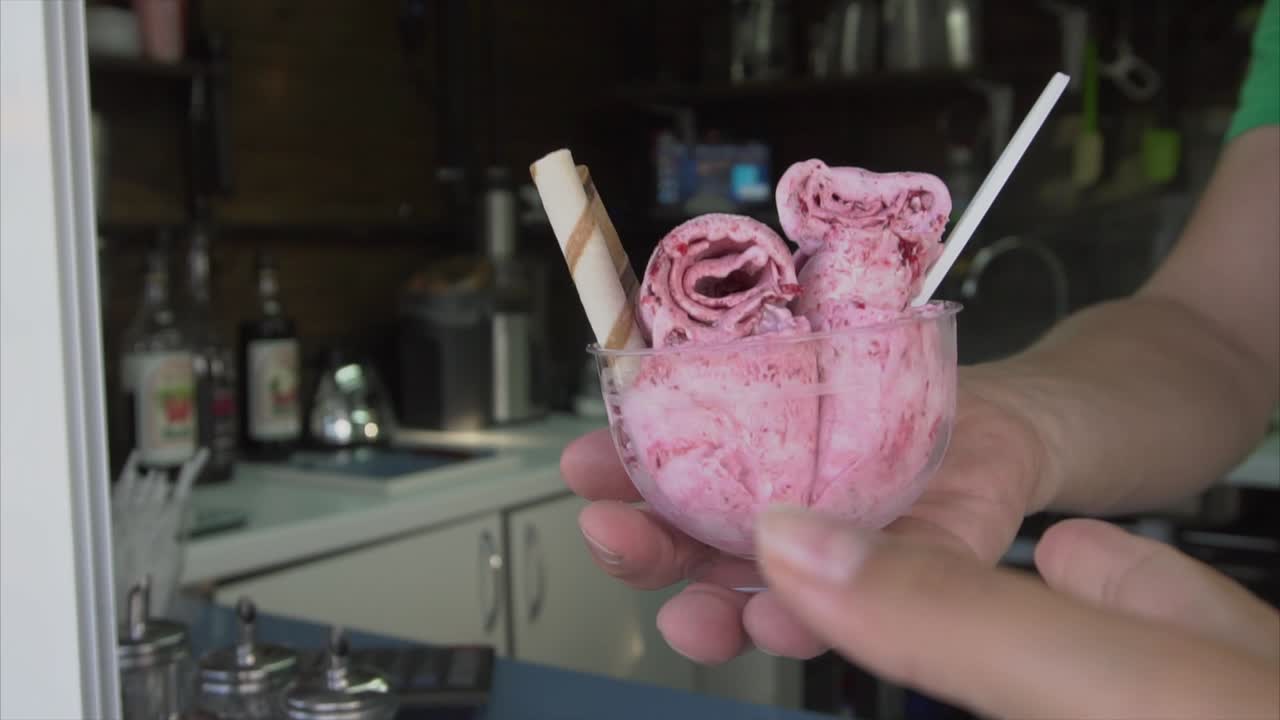 helado de fresa enrollado de mano