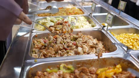 buffet de autoservicio con varias opciones de comida