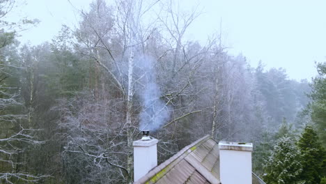 Humo-Azul-De-Un-Fuego-Abierto-Que-Sale-De-Una-Chimenea-De-Una-Casa-Antigua-En-Bartoszylas-Polonia