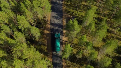 Vista-Aérea-Del-Bosque-En-Finlandia.-Coche-En-Movimiento-Por-La-Carretera,-Vista-Superior.-Hermosa-Naturaleza-De-Finlandia.