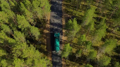 vista aérea del bosque en finlandia. coche en movimiento en la carretera, vista desde arriba. hermosa naturaleza de finlandia.