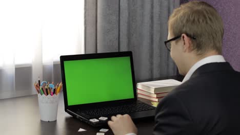 Profesor-Hombre-Haciendo-Videollamadas-En-Línea-En-Una-Computadora-Portátil.-Pantalla-Verde.-Educación-A-Distancia