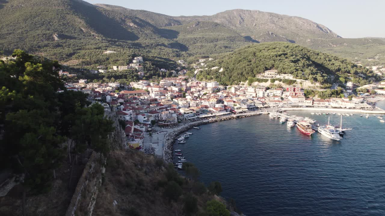 vista aérea sobre la costa jónica de la pintoresca ciudad costera de parga, grecia