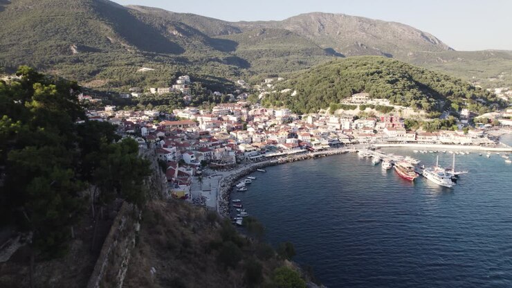 Vista aerea sulla costa ionica della pittoresca città costiera di Parga, Grecia