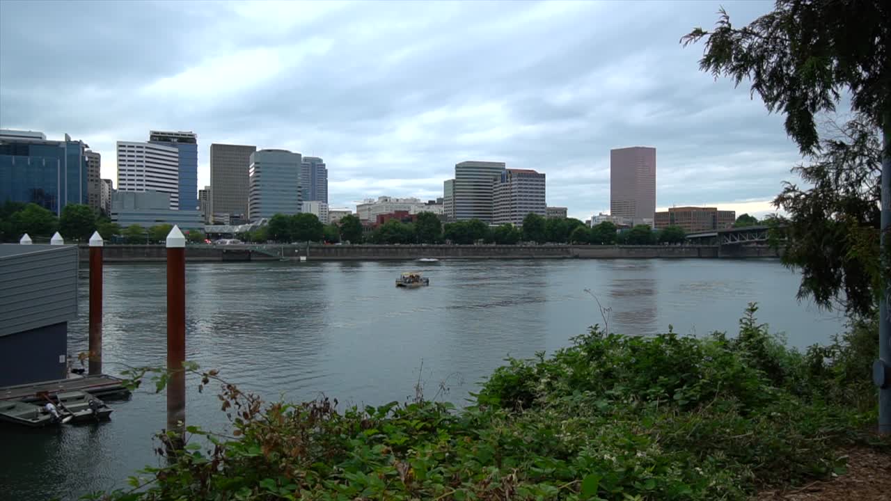 포틀랜드 오레곤의 이스트사이드 에스플란데에서 윌라멧 강을 따라 여행하는 투어 보트