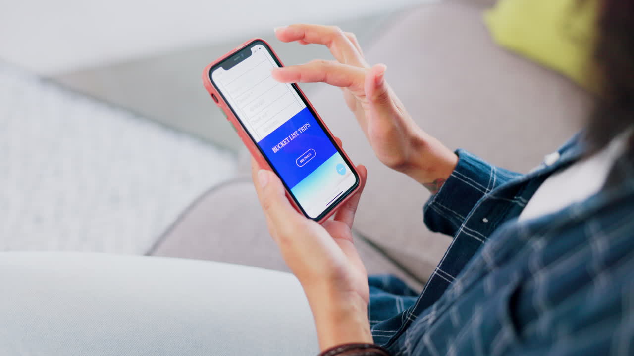 manos, vacaciones y pantalla de teléfono de una mujer